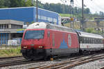 Re 460 058-1 mit der Werbung für 100 Jahre Zirkus Knie, durchfährt den Bahnhof Lausen.