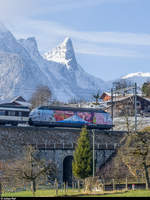 Vorne Fuji, hinten Stockhorn. Am 18. Januar 2015 ist die Re 460 036  Welcome to Japan  mit einem IC bei Einigen unterwegs.