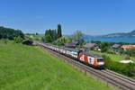 Re 460 085 mit einem IC am 11.06.2017 bei Spiez.