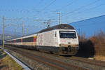 Re 460 113-4 mit der Werbung für 100 Jahre SEV, fährt Richtung Bahnhof Itingen.