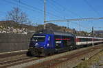 Re 460 031-8 mit der Ceneri Werbung, durchfährt den Bahnhof Gelterkinden.