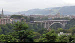 Nachschuss auf Re 460 031-8  Chaumont , mit Werbung für die AlpTransit Gotthard AG (ATG), auf dem Lorraineviadukt in Bern (CH), mit dem Bundeshaus und dem Berner Münster (links) im Hintergrund.
Aufgenommen vom Parc Café Innere Enge.

🧰 SBB
🚝 IC 824 (IC 8) Romanshorn (CH)–Brig (CH)
🕓 3.8.2020 | 17:00 Uhr