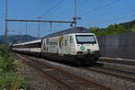 Re 460 041-7 mit der COOP Werbung durchfährt den Bahnhof Gelterkinden.