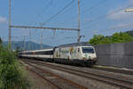 Re 460 041-7 mit der COOP Werbung, durchfährt den Bahnhof Gelterkinden.