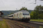 Re 460 041-7 mit der COOP Werbung durchfährt den Bahnhof Hornussen.