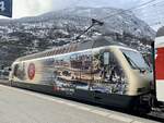 SBB Re 460 019 mit der Werbung 175 Jahre Schweizer Bahnen am 2.4.22 im Bahnhof Brig.