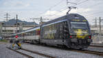 Re 460 072-2  Locarno Film Festival  ist aus Interlaken Ost kommend unterwegs nach Basel.