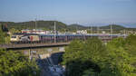 Re 460 019-3 überquert mit dem NJ 470 die Limmat bei Wettingen AG und ist in Richtung Basel via Bözberg unterwegs, aufgenommen am Abend des 26.05.2022.