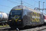 Re 460 072-2 mit der Werbung für das Film Festival in Locarno, durchfährt den Bahnhof Pratteln.