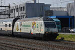 Re 460 041-7 mit der COOP Werbung, durchfährt den Bahnhof Rupperswil.