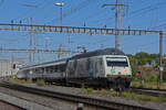 Re 460 041-7 mit der COOP Werbung, durchfährt den Bahnhof Pratteln.