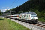 Re 460 014-4 mit der COOP Werbung fährt am 22.08.2022 Richtung Bahnhof Gelterkinden.