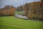 Re 460 019-3 nimmt mit ihrem Sonderzug am 19.11.2022 in Bure den  Abstieg  nach Courtemaîche unter die Räder und konnte kurz nach der Abfahrt bei bescheidenem Wetter aber in schöner