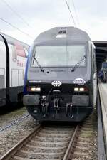 Frontansicht der Re 460 078 mit der neuen Nendaz Werbung am 18.5.23 im Hauptbahnhof Zürich.