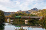 Die Re 460 010  Swisstainable  zieht den IR37 über die Aarebrücke in Olten Richtung Zürich.