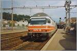 Die SBB Re 460 015-1 wartet in Vevey auf die Abfahrt in Richtung Lausanne.