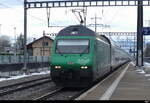 SBB - Werbelok 460 010-2 mit IC bei der durchfahrt im Bhf.