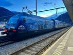 Die Re 460 078  Nendaz  Vollwerbung steht am 19.2.24 hinten am IR 90 bereit in Brig.