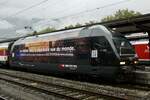 Die Re 460 046 mit der Vollwerbung für den Beruf des Lokführers die am 26.9.24 beim Bahnhof Interlaken Ost steht.