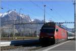 460 102-7 Historic fhrt mit einem IR in Sargans ein.