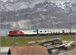 Re 460 012-8  Thales  mit IC 578 befhrt soeben den einzigen Einspurabschnitt zwischen Chur und Basel am Walensee zwischen Murg und Mhlehorn.