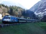 Re 460 020 mit IR nach Locarno bei Intschi am 28.03.2008