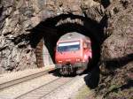 Die Re 460 094 ist am 28.03.2008 mit ihrem IR nach Locarno zwischen Felsen bei Intschi  eingeklemmt .