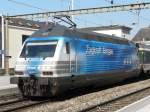 SBB - 460 024-3 mit Werbung im Bahnhof von Montreux am 05.04.2008