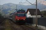 Re 460 080 fhrt mit einem Interregio am 27.08.2008 in Brunnen ein