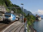 Die Re 460 024 (Zugkraft Aargau) mit einem IR am 28.06.2009 unterwegs bei Veytaux-Chillon.