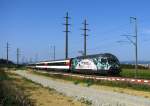 Mit der Re 460 075 wagt sich mal wieder eine Werbelok auf den Umlauf der IR Konstanz-Biel. Diesem Umstand und dem berraschend guten Wetter verdanke ich dieses Bild. Entstanden am 26. September 2009 oberhalb Kreuzlingen.