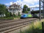 Die Re 460 079-7 ''VCS'' schob am 13.7.05 den IC 825 nach Romanshorn unter der Stadtrain-Brcke hindurch.