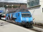 SBB - Werbelok 460 076-3 vor IR im Bahnhof Biel am 27.03.2010 ..