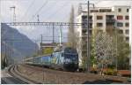 460 080-5 mit Verkehrshaus werbung erreicht mit IR91 mit einem usserst gemischten Wagenpark in Krze Chur.