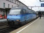 Re 460 002 mit IR 2017 im Bahnhof Olten, 20.08.2010.