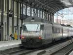 SBB - Nachschuss der etwas schmutzigen Werbelok 460 101-9 im Bahnhof Olten am 31.10.2010