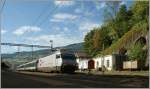 Die Re 460 100-1 mit einem IR nach Brig beim Halt in Vevey am 31.