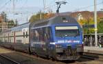 Die Re 460 050-8  der SBB, in den SBB RailAway Sonderfarben auf dem Weg nach Basel Hbf hier bei der Durchfahrt des Bahnhof Sissach am 26.