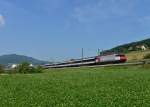 Re 460 031 mit einem IC nach Interlaken Ost am 30.08.2013 bei Tecknau.