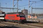 Re 460 112-7 mit der Historic Werbung durchfährt den Bahnhof Muttenz.