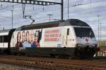 Re 460 041-7 mit der redcross.ch Werbung durchfährt den Bahnhof Muttenz.