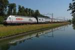 Kurz vor Brglen (TG) befindet sich am 19.06.2014 die fr 'coop' werbende Re 460 083-9 mit dem in Romanshorn gestarteten IC 826 auf der Fahrt nach Brig.