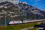 Die Re 460 036-7 mit der Werbung  Welcome to Japan  saust mit einem Ic von Chur nach Zürich HB in Mühlehorn vorbei.Bild 27.10.2014