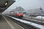 Die neuste Werbelok der SBB; Re 460 048-2  RailAway  mit einem 6-Wagen IC 2000 als Ersatz IR 2113 in Solothurn.