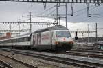 Re 460 041-7 mit der Rotkreuz Werbung durchfährt den Bahnhof Muttenz.