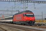 Re 460 102-7 mit der HISTORIC Werbung durchfährt den Bahnhof Muttenz.