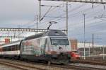 Re 460 107-6 mit der ALPTRANSIT Werbung durchfährt den Bahnhof Muttenz.