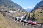 Die Re 460 048-2 als RailAway-Werbelok strebt am 20.03.2015 bei Wassen Richtung Süden.