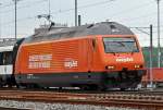 Re 460 063-1 mit der easy Jet Werbung durchfährt den Bahnhof Muttenz.