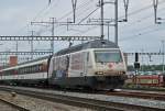 Re 460 041-7 mit der Rotkreuz Werbung durchfährt den Bahnhof Muttenz.